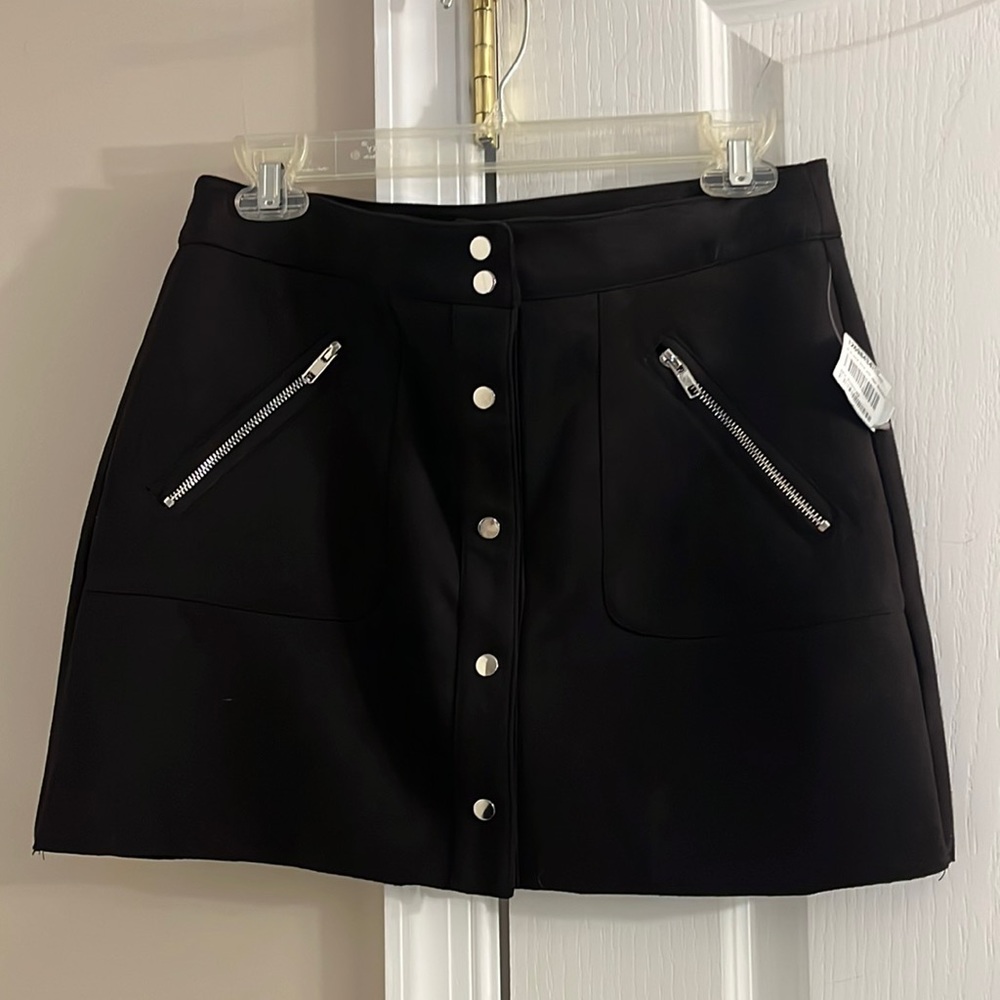HYFVE MINI SKIRT. BLACK BUTTON FRONT SIZE MEDIUM
